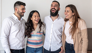 笑い合うさまざまな国籍の人々